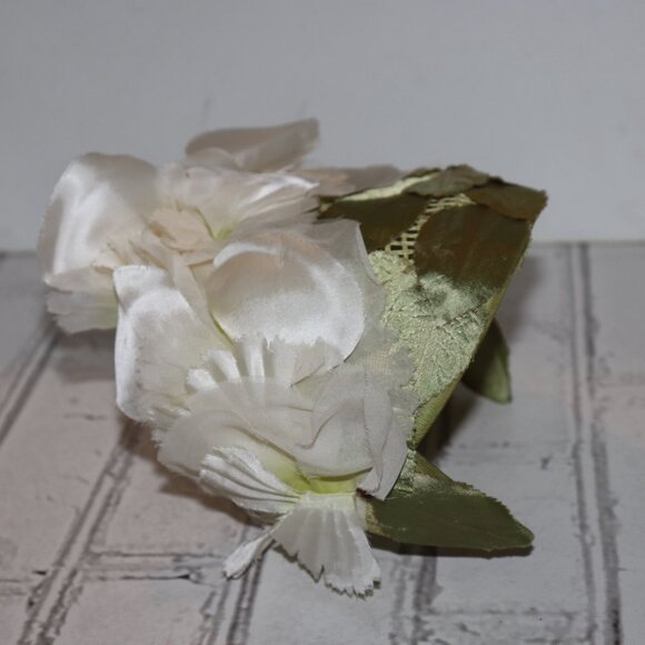 🌿 Beautiful Vintage Green & Satin White Flower Hat Headband – Botanical Beauty - Picture 5 of 7